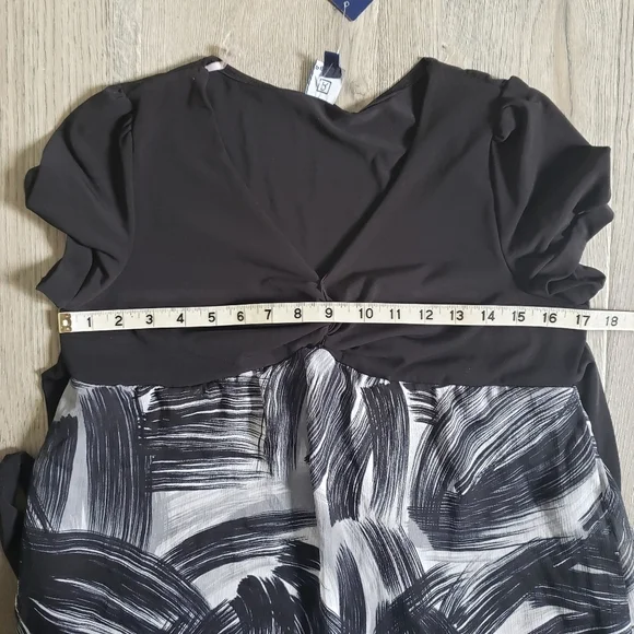 ⭐3/$25⭐ NWT Reitmans Women's Abstract Blouse Size LP - Picture 11 of 15